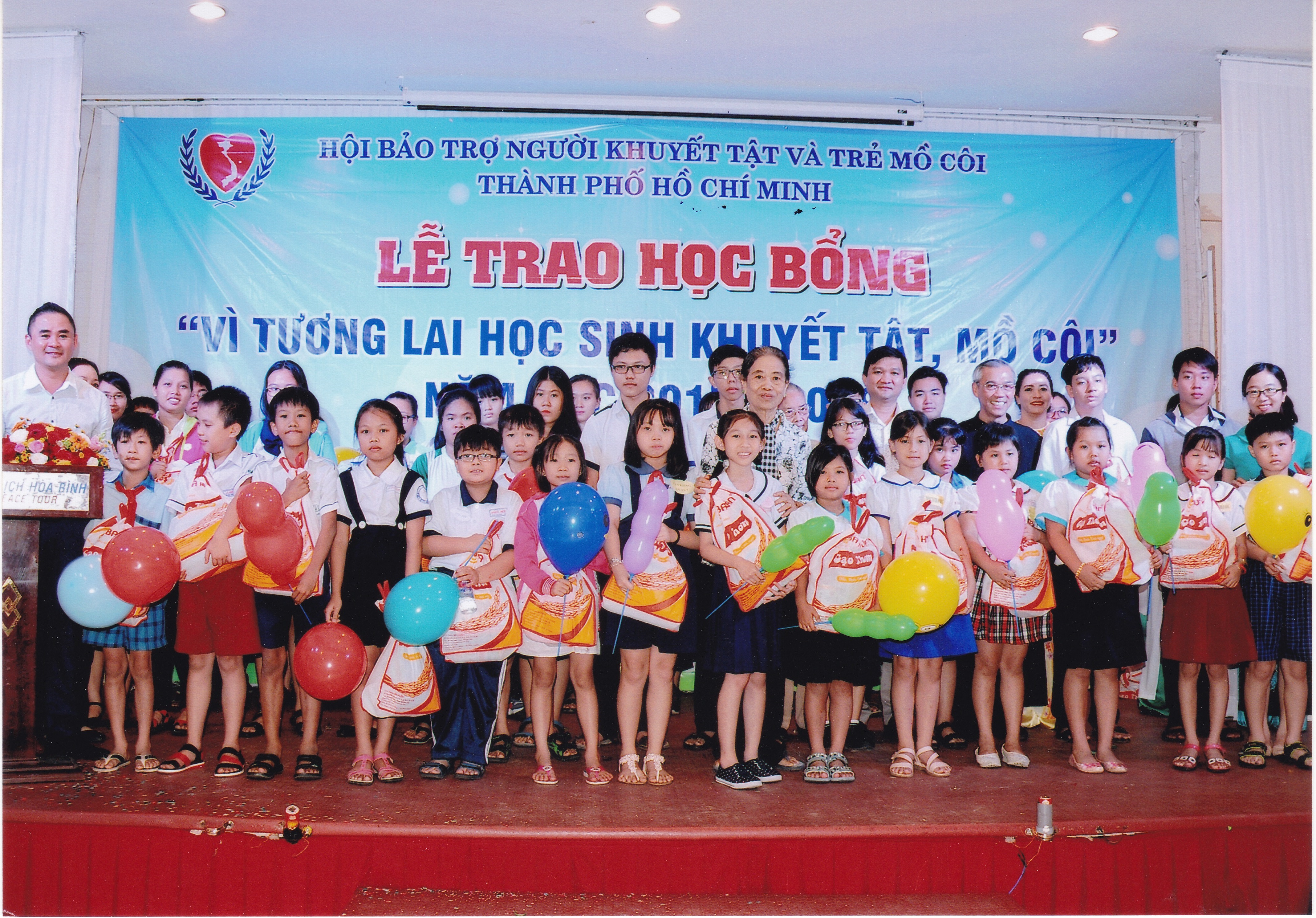 Ms. Ly Minh Truc, Deputy Secretary of Dist. 12, Ho-Chi Minh City, in represent to accept the gifts from Eden