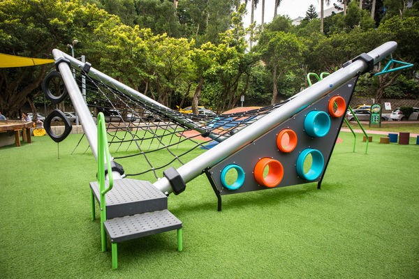 Wanfang No. 4 Park. The climbing structure helps develop children’s muscle coordination. The various play structures help inspire the children’s unlimited potentials.