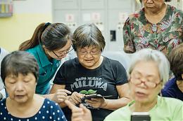 Building a Communication Bridge- Smartphone Workshop for Seniors