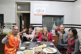 With love and good rich taste, &quot;Eden Annual Banquet&quot; serves the 94-year-old grandma have the really lively meal.