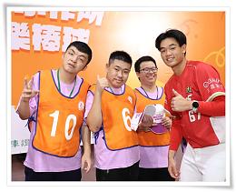 Eden Service users gather at Tee-ball Game, Weichuan Dragons pitcher Yu-chi Tsao invited to participate in the ceremonial first pitch.