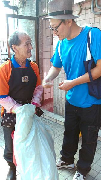 Eden values every worker, encourages Grandpa Su-Jian to bring his former experience as a blacksmith into practice, makes good use of his ability to assist in different tasks, and is willing to give compliments to other partners. 