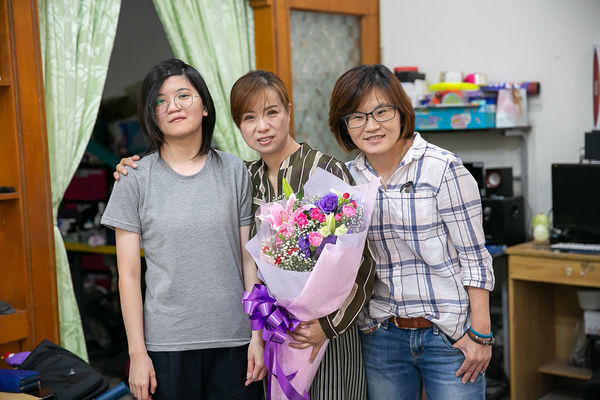 A photo of Lu and the Lu Family with social worker Chih-Yu Chang