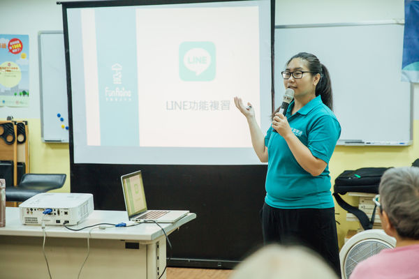 Lin Chen teaches seniors how to use smartphones