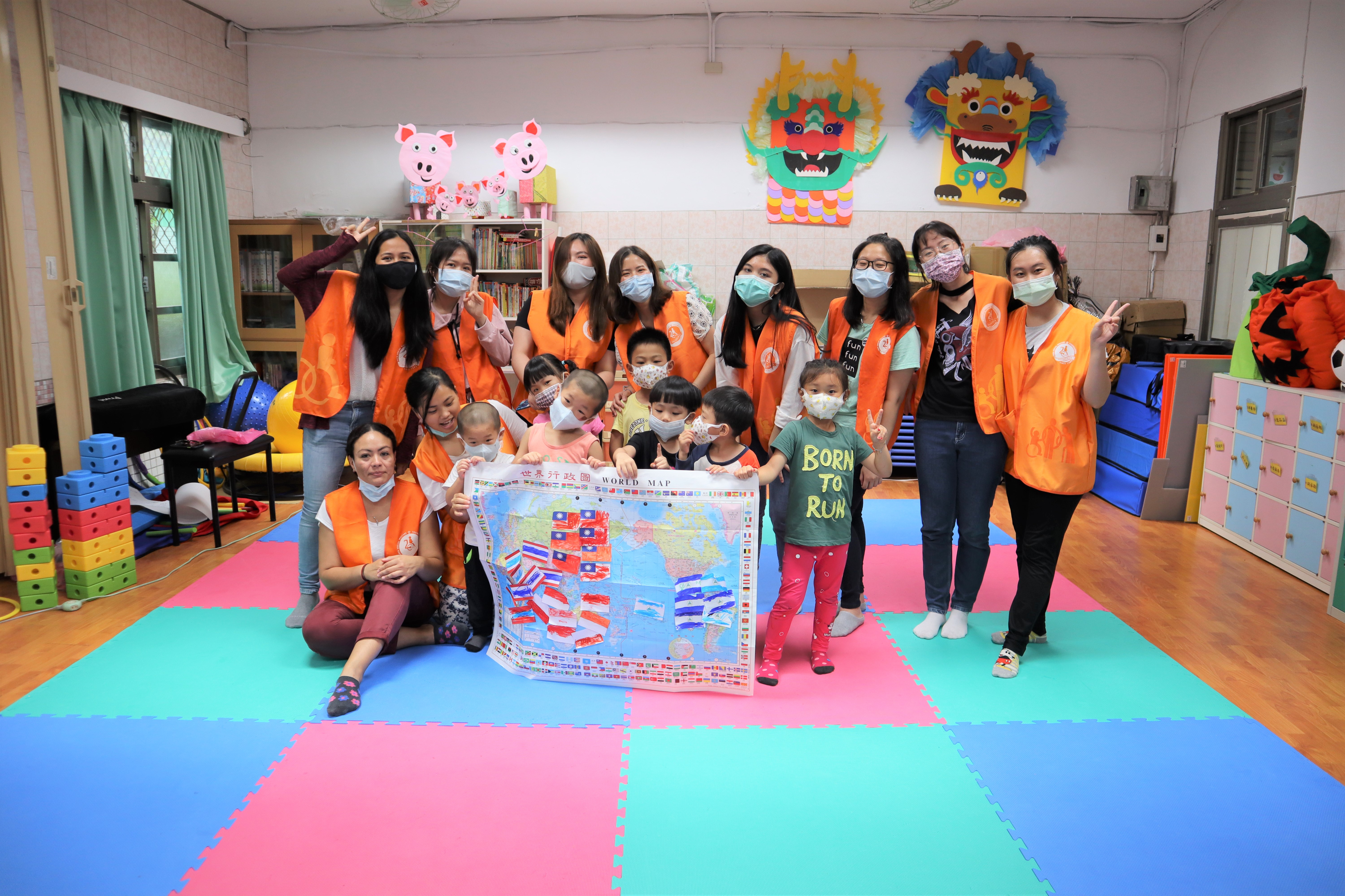 group photo at Mudan school