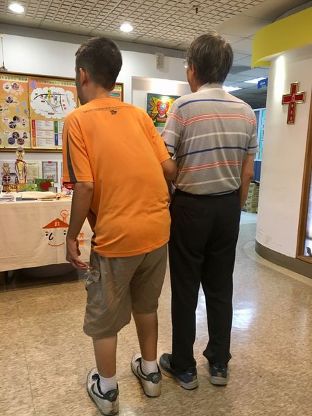 His son has uneven leg length and cannot walk smoothly.  Mr. Lin always carries him to walk