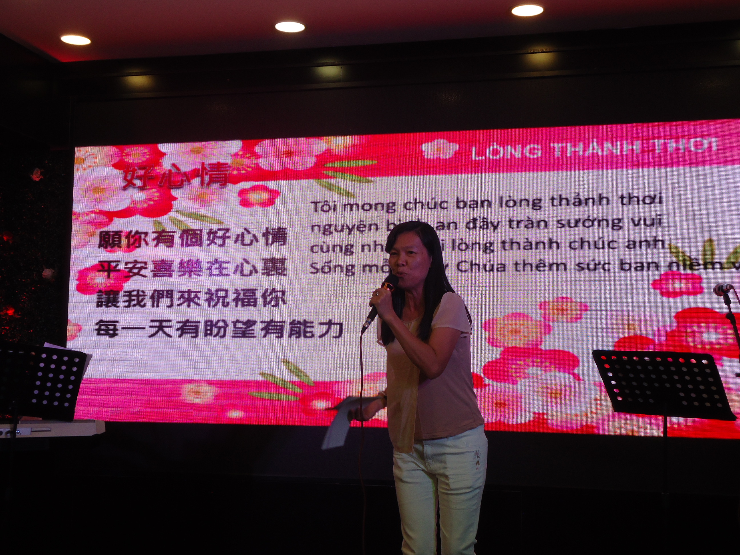 People sang in the Chinese New Year Dinner