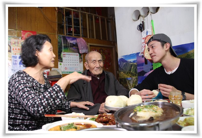 Chris We, the Ambassador of Eden, went to Mr. Deng’s house to enjoy Chinese New Year Dinner
