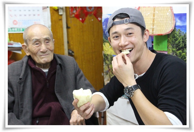 Mr. Deng shared his hand-made Chinese steamed bread with Chris Wu