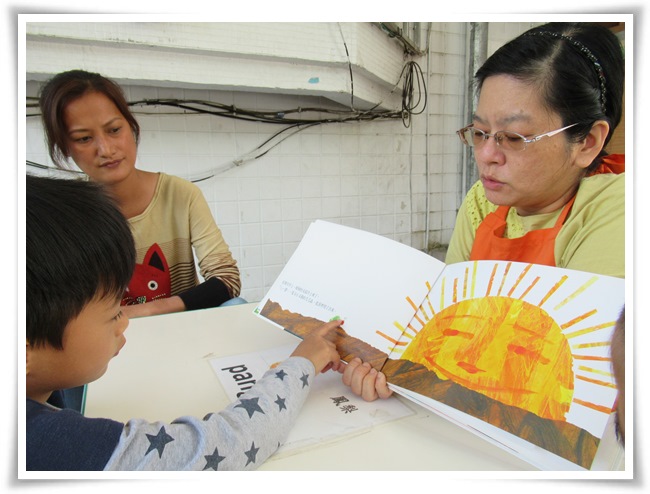 Occupational therapist is using picture books therapy