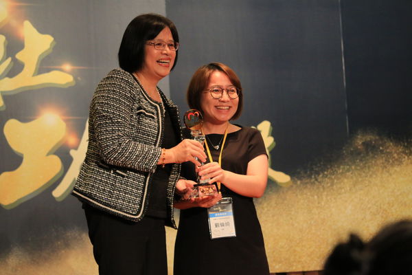 Liu Lun-Qi received an award of oustanding social worker by the Ministry of Health and Welfare in this APR.